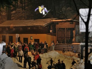 Snowboardisti nad hlavami divákov