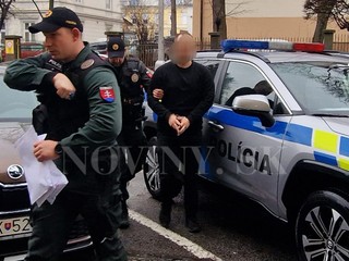 Mladík, ktorý zaútočil nožom na 2 školáčky, sa opäť postavil pred súd