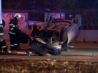 Mráz a nepozornosť. V Bratislave skončilo auto na streche