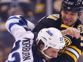 VIDEO: Chára prehral v bitke. Skončil na ľade!