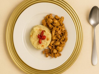 Flambované kuracie prsia s lesnými hubami a šťuchanými zemiakmi