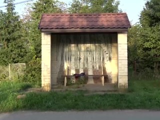 V prípade novorodenca opusteného na zastávke polícia obvinila manželský pár