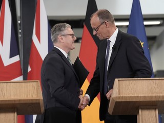 Starmer hľadá riešenie pre Gazu: Navrhuje zhadzovanie pomoci a evakuáciu detí