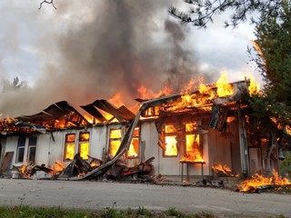 Horela strelnica v Sielnici. V budove sú zbrane a strelivo