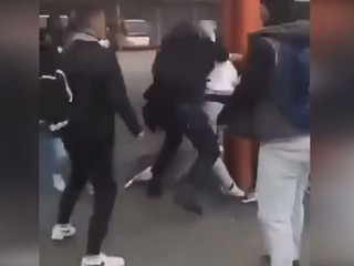 Po brutálnej bitke tínedžerov na autobusovej stanici polícia prijala opatrenia