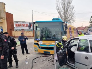 Tragická zrážka auta s autobusom: Vodič prišiel o život