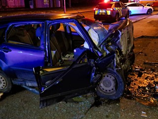 Auto v Nitre narazilo do obytného domu. Tragická nehoda si vyžiadala ľudský život