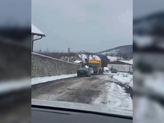 Pri odvoze papiera sa do lisovacej časti dostal 50-ročný muž