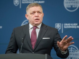 Vláda obišla zmrazenie ministerských platov. O koľko si polepší Robert Fico?