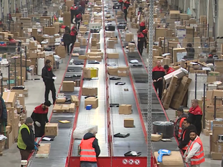 Doručovacie depá pred Vianocami praskajú vo švíkoch: Ako vyzerá deň kuriéra?