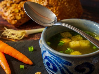 Rýchla polievka z bežných surovín, ktorá zahreje telo aj dušu: Tento recept si zamilujete