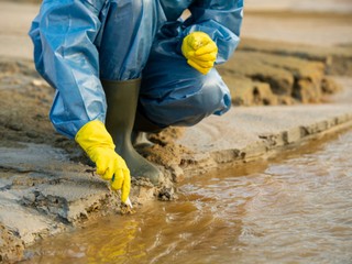 TÁTO americká rieka, je tak znečistená, že je nebezpečné sa jej dotýkať