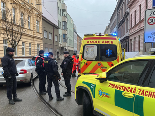 Muž na ulici v Brne dobodal ženu. Na mieste podľahla zraneniam
