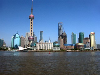 Auto narazilo do davu ľudí, vnútri malo kanistre s benzínom