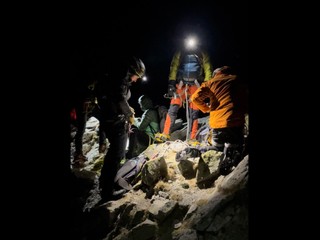 Turista potreboval pomoc záchranárov. Poranil si obe horné končatiny a privodil pomliaždeniny celého tela
