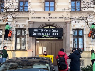 VIDEO: Tajná akcia aktivistov. Na budove ministerstva vyvesili transparent