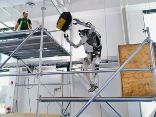 Ďalšie video, ktoré dokazuje, že roboty sú niekedy šikovnejšie ako ľudia