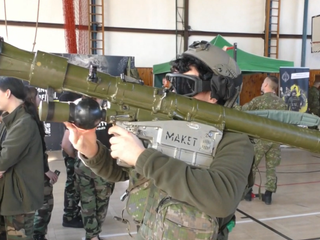 Vojenské triedy na stredných školách sa stávajú realitou. Žiakom poskytnú aj motivačný príspevok