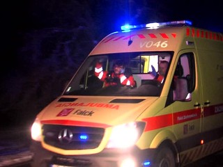 Muž zrazil chodca. Podľa polície stál v strede cesty a mal vypité