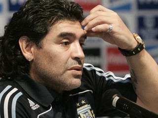 Vydraž si Maradonove náušnice!