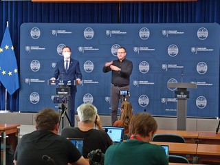 Premiér pripúšťa trojkoalíciu s podporou nezaradených poslancov, no Valášek vraj "bianco šek" nepodpíše