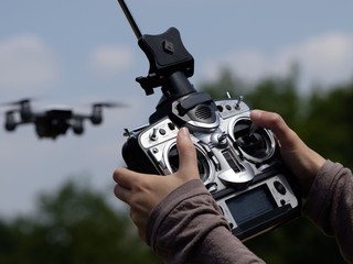 VIDEO: Ukrajinský dron, ktorý hádže Molotovov koktail