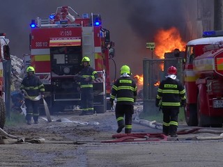 Obrovský požiar pri Nových Zámkoch: Horí firma na spracovanie plastov a papiera