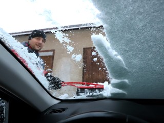 ZOZNAM: Toto by ste určite mali mať pri sebe, ak kvôli počasiu niekde uviaznete