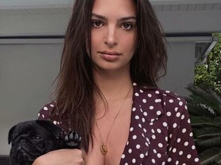 Emily Ratajkowski presvitá cez jej priehľadný top bradavka