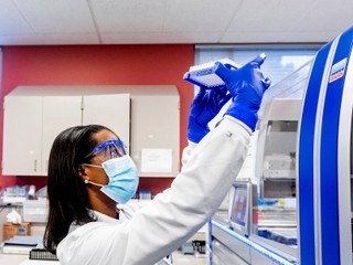 Fínski vedci objavili novú mutáciu koronavírusu. Americkým sa mutácie začali zlučovať