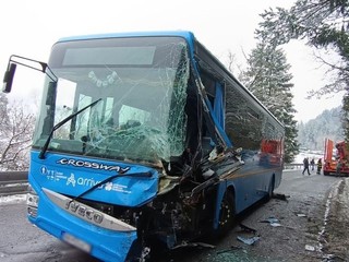 Vážna zrážka autobusu s nákladným autom. Nehoda zablokovala dopravu