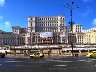 Na mol spitý Ír sa vlámal do rumunského parlamentu: Pomýlil si ho so svojím hotelom