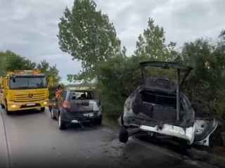 Po nehode skončili dve autá v plameňoch. V oboch sa nachádzali aj deti