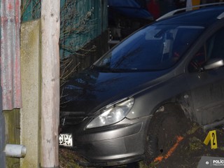 Len 15-ročný mladík ukradol auto, opil sa a následne nabúral