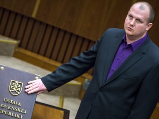 Kotlebovho poslanca Krupu polícia za statusy neobviní