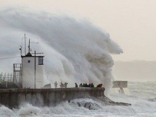 VIDEO: Veľkou Britániou sa prehnala apokalyptická veterná smršť