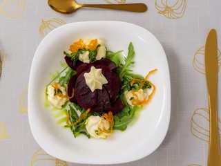 Carpaccio z pečenej cvikly s krémom z kozieho syra