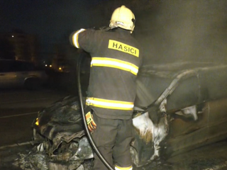 Pred panelákom horelo auto. Nevylúčili cudzie zavinenie