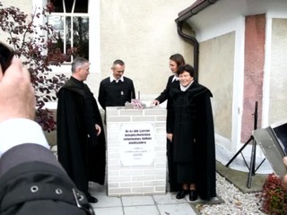 Busta kontroverzného politika ostáva za dverami fary vo Vydranoch