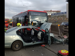 Vážna zrážka autobusu a auta v Bratislave: Vodiča zostal v aute zakliesnený