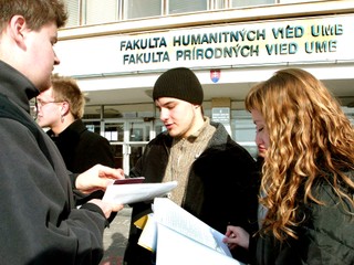 Nízke platy a zlá reputácia. Vysoké školy spustili opatrenia proti odlivu mozgov