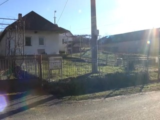 Dva dni osamote prežilo 19-mesačné dieťa pri svojej zosnulej matke. O úmrtí nikto netušil