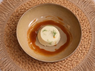 Smreková panna cotta s karamelom