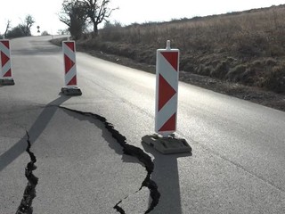 Prepadla sa už opravená vozovka. Hrozí, že jedinú prístupovú cestu na určitý čas uzavrú
