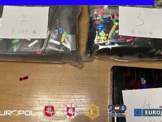 Europol rozbil sieť pašerákov: Kuriéri prehĺtali balíčky s kokaínom