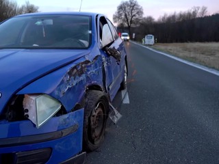 Cestujúci v autobuse zažili ťažké chvíle. Zrazil sa s osobným autom