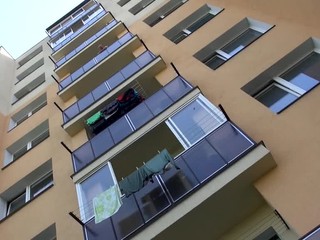 Národná banka stále sprísňuje podmienky na čerpanie úverov, ale záujem o ne rastie