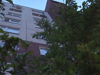 Na východe muž zaútočil motorovou pílou. Dvadsaťročnému mladíkovi poranil ruku