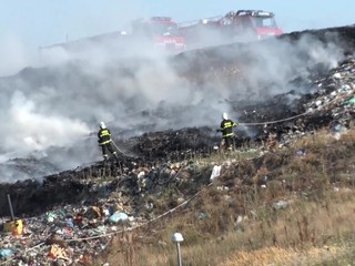 Komunálny odpad zachvátili plamene. Hasenie skládky komplikoval vietor
