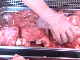 U zamestnancov nemeckého bitúnka potvrdili koronavírus, máme odtiaľ mäso